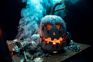 Korkunç sanat cadılar bayramı kutlaması garip balkabakları siyah beyaz duman ve karanlıkta