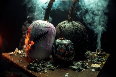 Korkunç sanat cadılar bayramı kutlaması garip balkabakları siyah beyaz duman ve karanlıkta