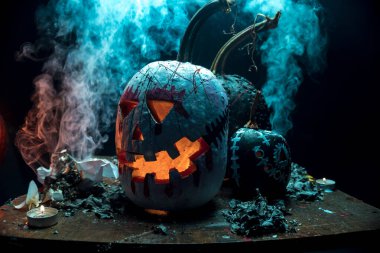 Korkunç sanat cadılar bayramı kutlaması garip balkabakları siyah beyaz duman ve karanlıkta