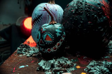 Korkunç sanat cadılar bayramı kutlaması garip balkabakları siyah beyaz duman ve karanlıkta