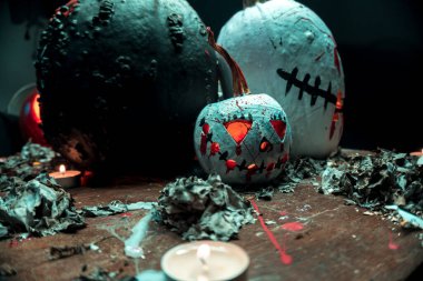 Korkunç sanat cadılar bayramı kutlaması garip balkabakları siyah beyaz duman ve karanlıkta