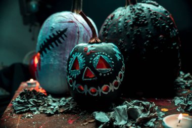 Korkunç sanat cadılar bayramı kutlaması garip balkabakları siyah beyaz duman ve karanlıkta