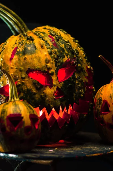 Korkunç sanat cadılar bayramını kutluyor duman içindeki garip balkabakları ve mum ışığında karanlık