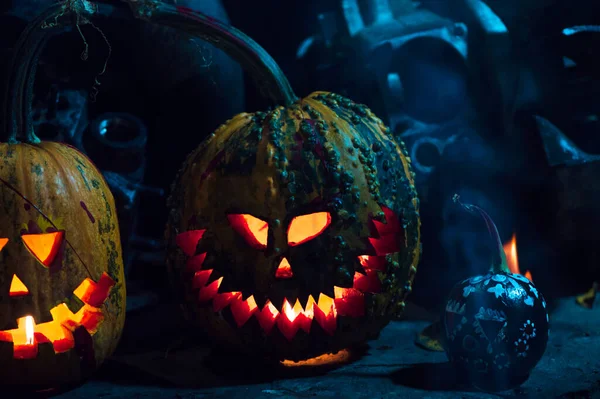 Пугающее Искусство Хэллоуин Тыквы Дыму Темноте Свете Свечей Страшном Заброшенном — стоковое фото