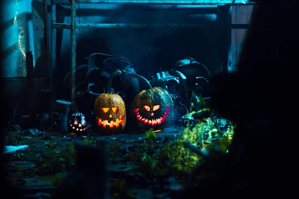Arte Aterrador Calabazas Halloween Humo Oscuridad Luz Las Velas Lugar —  Fotos de Stock