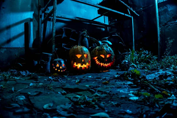 Art Effrayant Citrouilles Halloween Dans Fumée Obscurité Aux Chandelles Dans — Photo