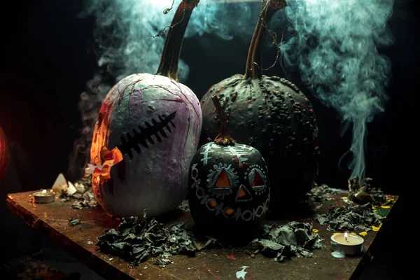 Korkunç sanat cadılar bayramı kutlaması garip balkabakları siyah beyaz duman ve karanlıkta