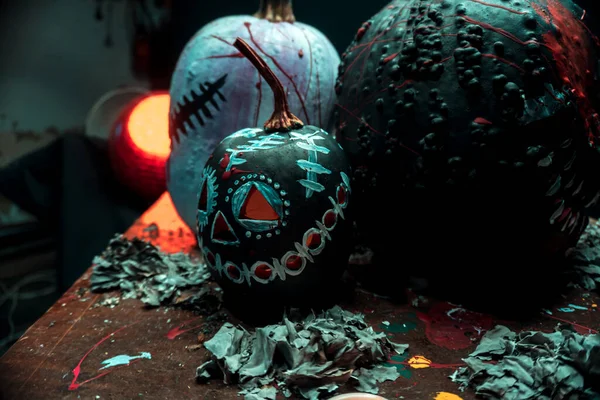 Korkunç sanat cadılar bayramı kutlaması garip balkabakları siyah beyaz duman ve karanlıkta