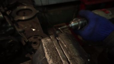 Bir otomobil motor kaynak işçiliğini öğütücü ve yeni parçaların montajı ile tamir ve ayarlama