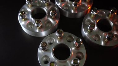 Bir arabanın tekerlek tabanını genişletmek için boşluklar