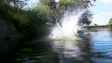 Genç adam nehire atlıyor komik duygularla