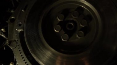 Bir otomobil motor kaynak işçiliğini öğütücü ve yeni parçaların montajı ile tamir ve ayarlama