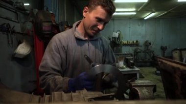 Bir otomobil motor kaynak işçiliğini öğütücü ve yeni parçaların montajı ile tamir ve ayarlama