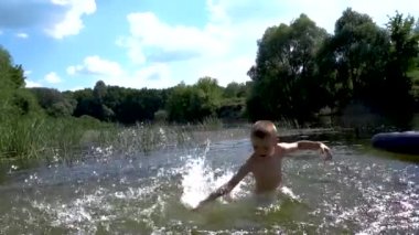 Genç adam nehire atlıyor komik duygularla