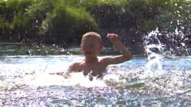 Genç adam nehire atlıyor komik duygularla