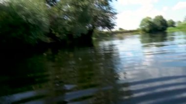 Genç adam nehire atlıyor komik duygularla