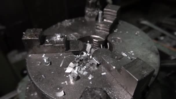 Een Robot Een Oude Draaibank Die Een Metalen Deel Groef — Stockvideo
