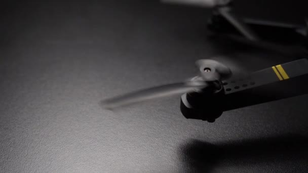 Mon Drone Tourné Studio Comprenait Des Hélices Dans Noir — Video