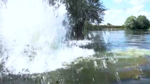 Giovane Saltando Nel Fiume Con Emozioni Divertenti — Video Stock