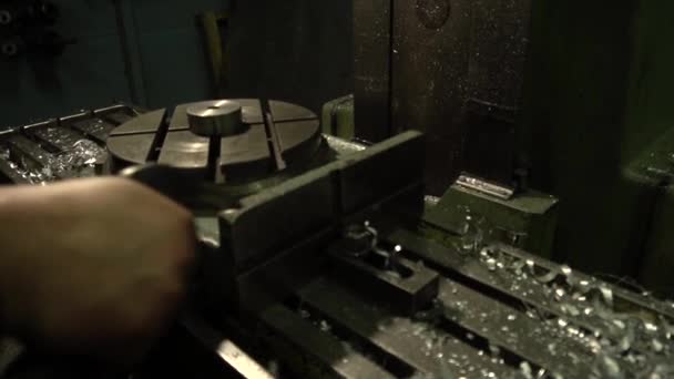 Robot Vecchio Tornio Che Scanala Una Parte Metallica Laboratorio Buio — Video Stock