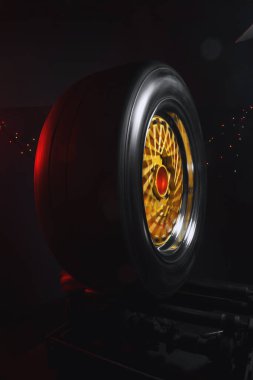 Eski moda tekerler katlanabilir. Altın merkezli ve parlak jantlı. Hareketi taklit etmek için uzun pozlama fotoğrafı.