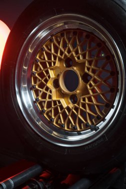 Eski moda tekerler katlanabilir. Altın merkezli ve parlak jantlı. Hareketi taklit etmek için uzun pozlama fotoğrafı.