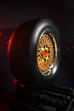 Eski moda tekerler katlanabilir. Altın merkezli ve parlak jantlı. Hareketi taklit etmek için uzun pozlama fotoğrafı.