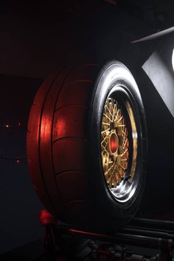 Eski moda tekerler katlanabilir. Altın merkezli ve parlak jantlı. Hareketi taklit etmek için uzun pozlama fotoğrafı.