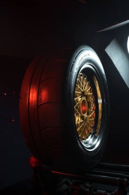 Eski moda tekerler katlanabilir. Altın merkezli ve parlak jantlı. Hareketi taklit etmek için uzun pozlama fotoğrafı.