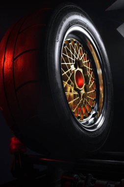 Eski moda tekerler katlanabilir. Altın merkezli ve parlak jantlı. Hareketi taklit etmek için uzun pozlama fotoğrafı.