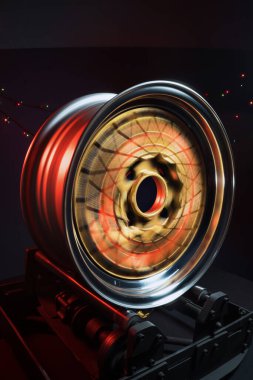 Eski moda tekerler katlanabilir. Altın merkezli ve parlak jantlı. Hareketi taklit etmek için uzun pozlama fotoğrafı.