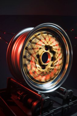 Eski moda tekerler katlanabilir. Altın merkezli ve parlak jantlı. Hareketi taklit etmek için uzun pozlama fotoğrafı.