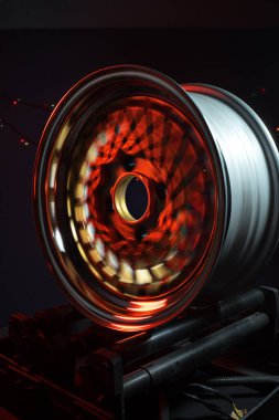 Eski moda tekerler katlanabilir. Altın merkezli ve parlak jantlı. Hareketi taklit etmek için uzun pozlama fotoğrafı.