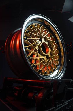 Eski moda tekerler katlanabilir. Altın merkezli ve parlak jantlı. Hareketi taklit etmek için uzun pozlama fotoğrafı.