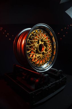 Eski moda tekerler katlanabilir. Altın merkezli ve parlak jantlı. Hareketi taklit etmek için uzun pozlama fotoğrafı.