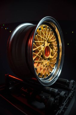 Eski moda tekerler katlanabilir. Altın merkezli ve parlak jantlı. Hareketi taklit etmek için uzun pozlama fotoğrafı.