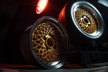 Eski moda tekerler katlanabilir. Altın merkezli ve parlak jantlı. Hareketi taklit etmek için uzun pozlama fotoğrafı.