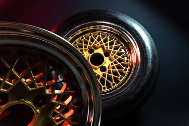 Eski moda tekerler katlanabilir. Altın merkezli ve parlak jantlı. Hareketi taklit etmek için uzun pozlama fotoğrafı.