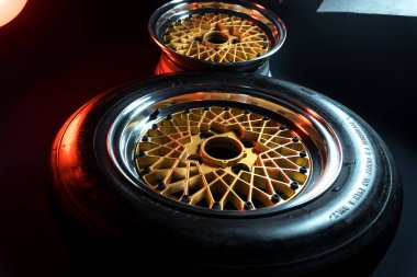 Eski moda tekerler katlanabilir. Altın merkezli ve parlak jantlı. Hareketi taklit etmek için uzun pozlama fotoğrafı.