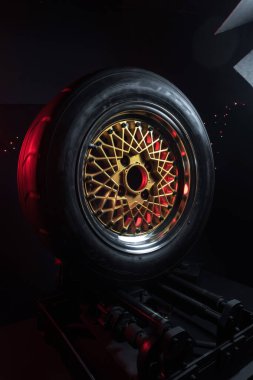 Eski moda tekerler katlanabilir. Altın merkezli ve parlak jantlı. Hareketi taklit etmek için uzun pozlama fotoğrafı.