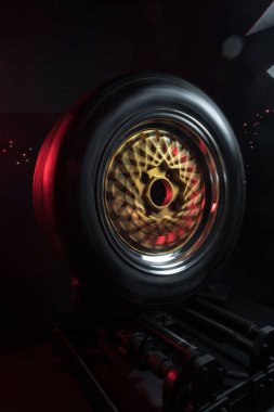 Eski moda tekerler katlanabilir. Altın merkezli ve parlak jantlı. Hareketi taklit etmek için uzun pozlama fotoğrafı.