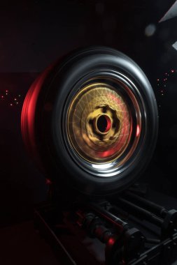 Eski moda tekerler katlanabilir. Altın merkezli ve parlak jantlı. Hareketi taklit etmek için uzun pozlama fotoğrafı.