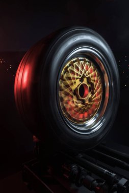 Eski moda tekerler katlanabilir. Altın merkezli ve parlak jantlı. Hareketi taklit etmek için uzun pozlama fotoğrafı.