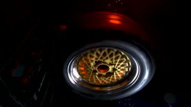 Eski moda, katlanabilir, iki parçalı, altın merkezli ve dikey video ayarı için parlak jantlı.