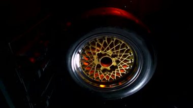 Eski moda, katlanabilir, iki parçalı, altın merkezli ve dikey video ayarı için parlak jantlı.