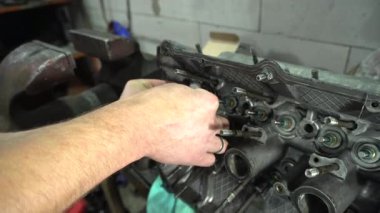 Seramik enjeksiyon için standart turboşarjlı bir motorun tamir ve montajı daha iyi motor soğutma otomobili için yeni bir su pompası, kapakçıkların alçalması ve alçalması için güçlendirilmiş bir seramik enjeksiyon seti.