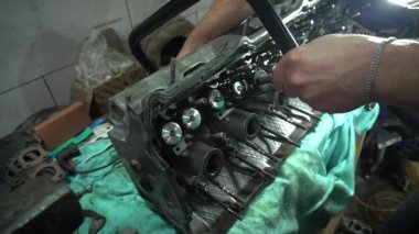 Seramik enjeksiyon için standart turboşarjlı bir motorun tamir ve montajı daha iyi motor soğutma otomobili için yeni bir su pompası, kapakçıkların alçalması ve alçalması için güçlendirilmiş bir seramik enjeksiyon seti.