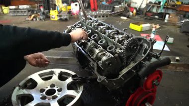 Seramik enjeksiyon için standart turboşarjlı bir motorun tamir ve montajı daha iyi motor soğutma otomobili için yeni bir su pompası, kapakçıkların alçalması ve alçalması için güçlendirilmiş bir seramik enjeksiyon seti.