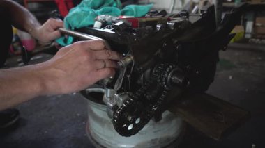 Seramik enjeksiyon için standart turboşarjlı bir motorun tamir ve montajı daha iyi motor soğutma otomobili için yeni bir su pompası, kapakçıkların alçalması ve alçalması için güçlendirilmiş bir seramik enjeksiyon seti.