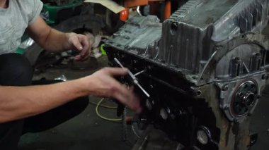 Seramik enjeksiyon için standart turboşarjlı bir motorun tamir ve montajı daha iyi motor soğutma otomobili için yeni bir su pompası, kapakçıkların alçalması ve alçalması için güçlendirilmiş bir seramik enjeksiyon seti.